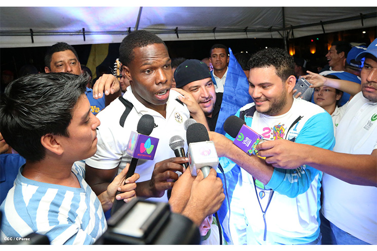 Una marea azul y blanca abraza a la selección nacional
