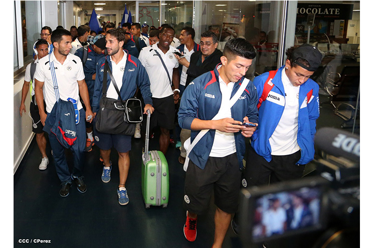 Una marea azul y blanca abraza a la selección nacional