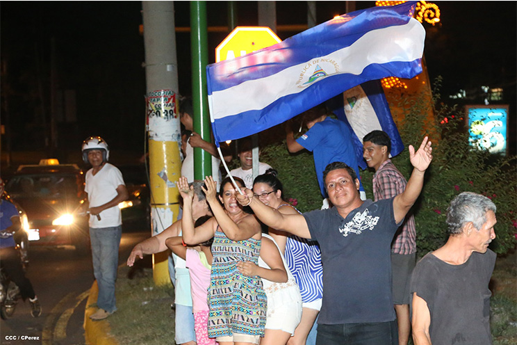 Una marea azul y blanca abraza a la selección nacional