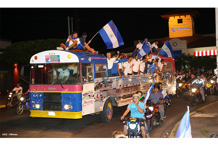Una marea azul y blanca abraza a la selección nacional