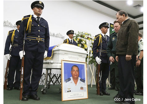 Daniel asiste a ceremonia de honores militares a Coronel Mario Jirón (q.e.p.d.)
