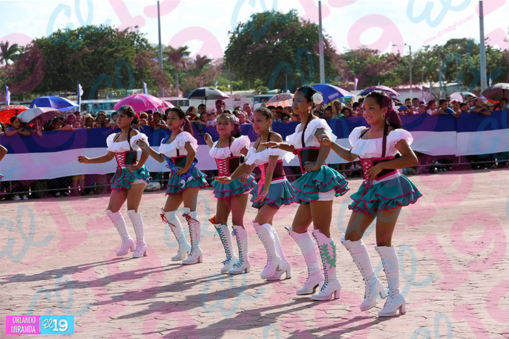 Plaza de La Fe se llena de Azul y Blanco durante desfile patrio