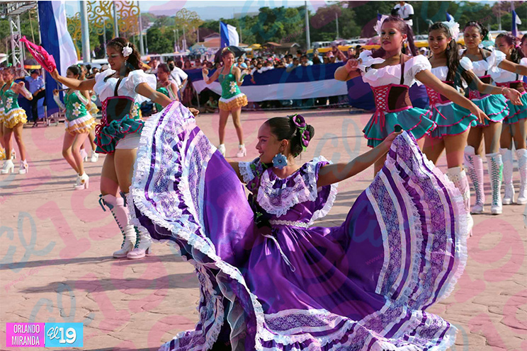 Plaza de La Fe se llena de Azul y Blanco durante desfile patrio