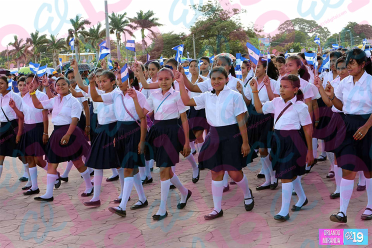 Plaza de La Fe se llena de Azul y Blanco durante desfile patrio