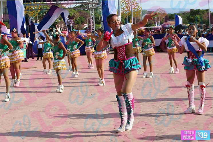 Plaza de La Fe se llena de Azul y Blanco durante desfile patrio