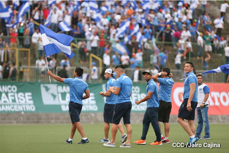 Nicaragüenses se visten de Azul y Blanco para apoyar a su selección