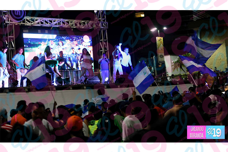 Miles acompañaron a la Azul y Blanco desde la Plaza de las Victorias