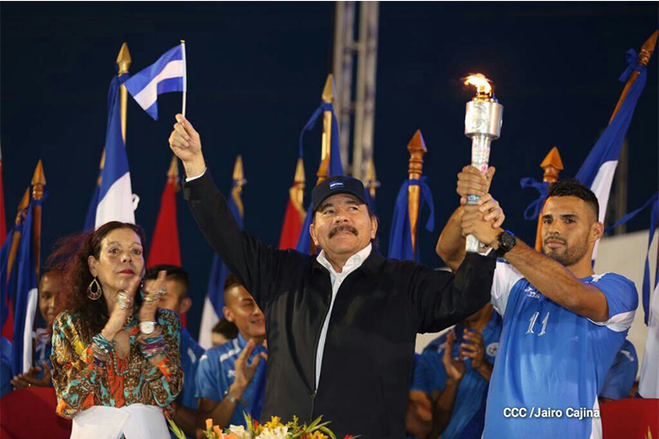 Presidente Daniel recibe de la selección nicaragüense de fútbol la Antorcha de la Independencia y la Unidad Centroamericana