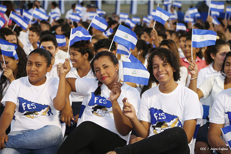 Presidente Daniel recibe de la selección nicaragüense de fútbol la Antorcha de la Independencia y la Unidad Centroamericana