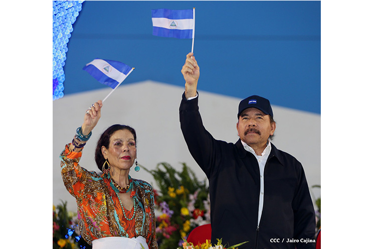 Presidente Daniel recibe de la selección nicaragüense de fútbol la Antorcha de la Independencia y la Unidad Centroamericana