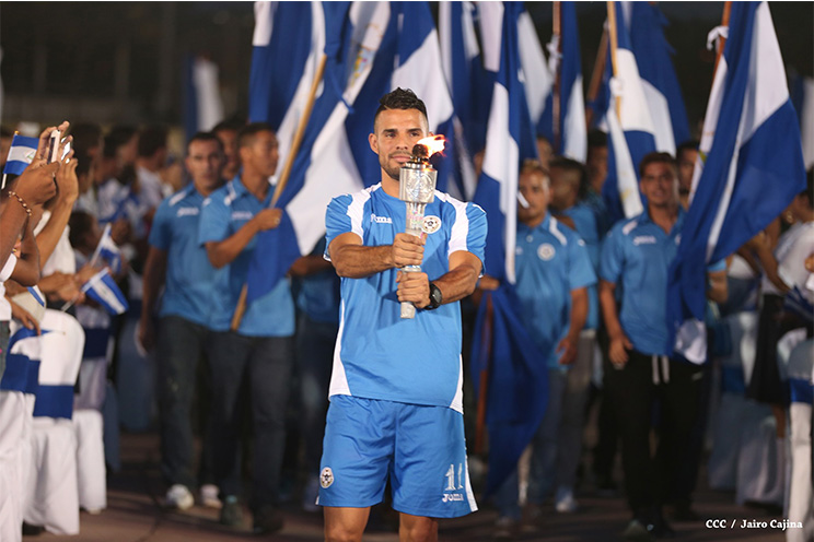 Presidente Daniel recibe de la selección nicaragüense de fútbol la Antorcha de la Independencia y la Unidad Centroamericana