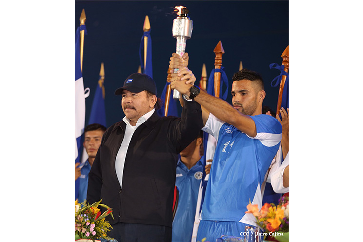 Presidente Daniel recibe de la selección nicaragüense de fútbol la Antorcha de la Independencia y la Unidad Centroamericana