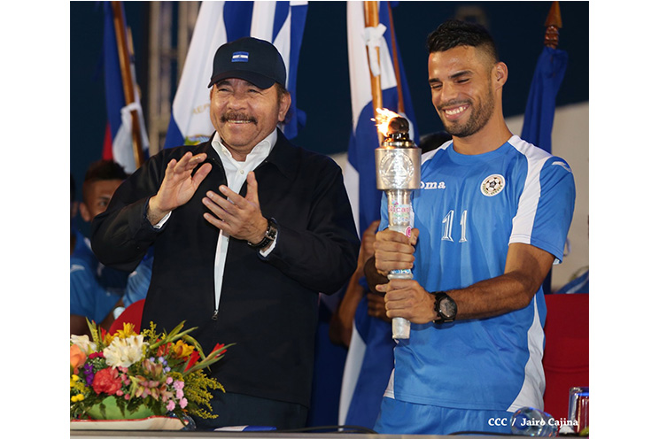 Presidente Daniel recibe de la selección nicaragüense de fútbol la Antorcha de la Independencia y la Unidad Centroamericana