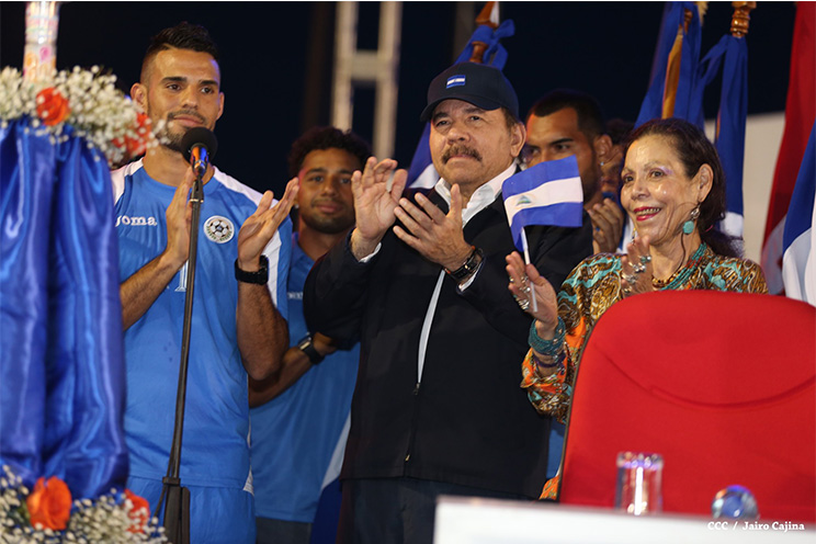 Presidente Daniel recibe de la selección nicaragüense de fútbol la Antorcha de la Independencia y la Unidad Centroamericana