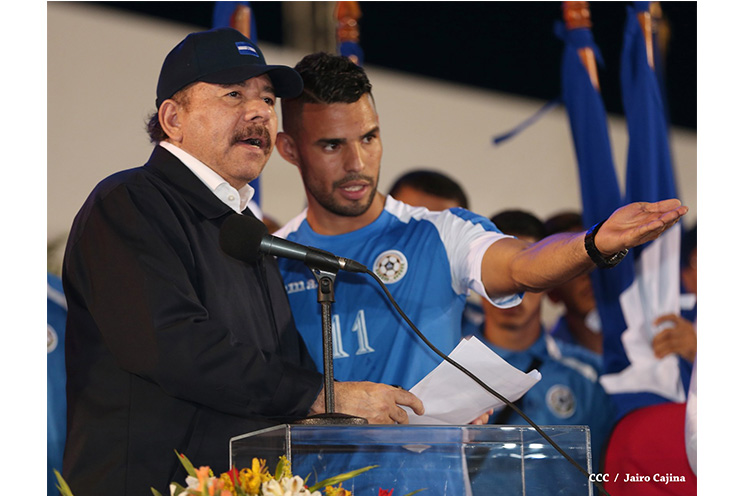Presidente Daniel recibe de la selección nicaragüense de fútbol la Antorcha de la Independencia y la Unidad Centroamericana