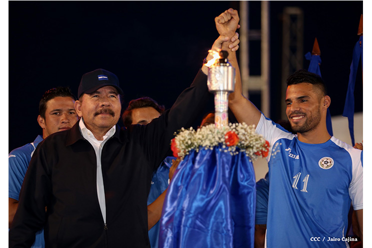 Presidente Daniel recibe de la selección nicaragüense de fútbol la Antorcha de la Independencia y la Unidad Centroamericana
