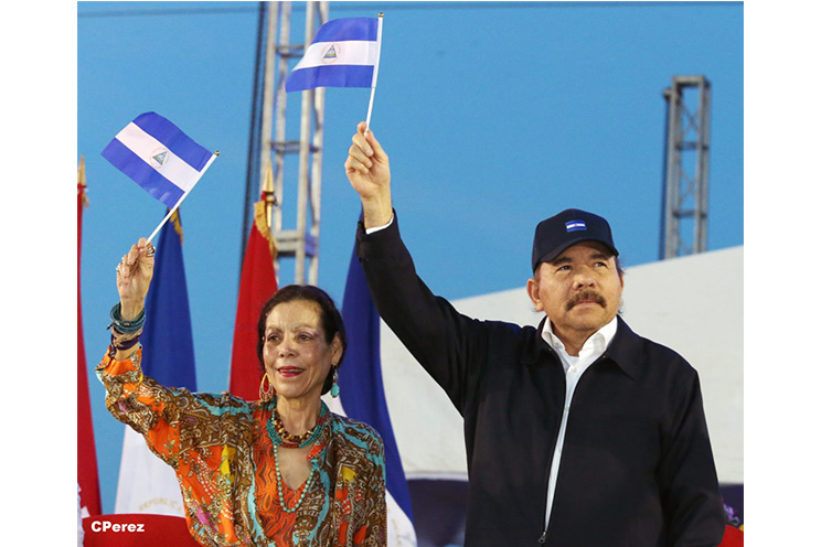 Presidente Daniel recibe de la selección nicaragüense de fútbol la Antorcha de la Independencia y la Unidad Centroamericana