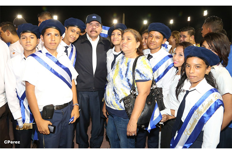 Presidente Daniel recibe de la selección nicaragüense de fútbol la Antorcha de la Independencia y la Unidad Centroamericana