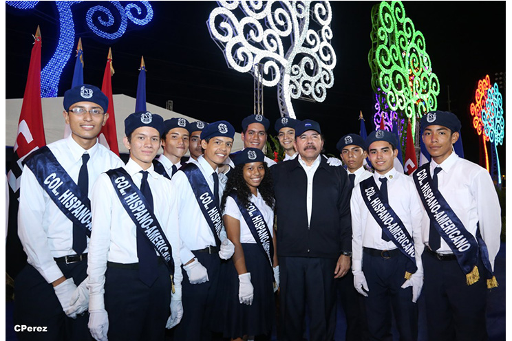 Presidente Daniel recibe de la selección nicaragüense de fútbol la Antorcha de la Independencia y la Unidad Centroamericana