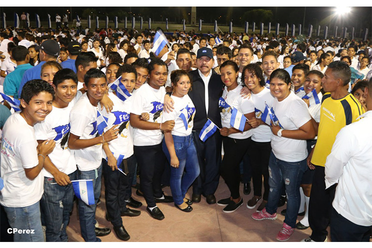 Presidente Daniel recibe de la selección nicaragüense de fútbol la Antorcha de la Independencia y la Unidad Centroamericana
