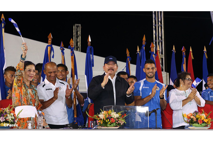 Presidente Daniel recibe de la selección nicaragüense de fútbol la Antorcha de la Independencia y la Unidad Centroamericana