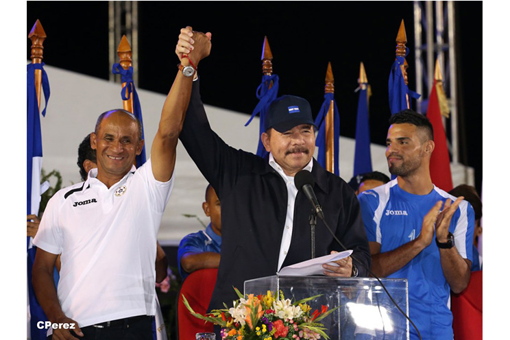 Presidente Daniel recibe de la selección nicaragüense de fútbol la Antorcha de la Independencia y la Unidad Centroamericana