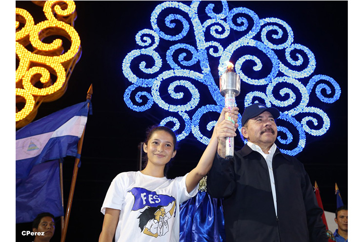 Presidente Daniel recibe de la selección nicaragüense de fútbol la Antorcha de la Independencia y la Unidad Centroamericana