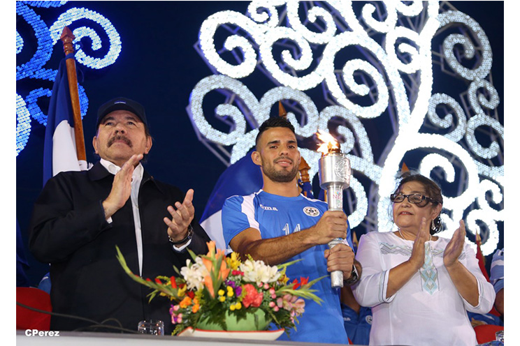 Presidente Daniel recibe de la selección nicaragüense de fútbol la Antorcha de la Independencia y la Unidad Centroamericana