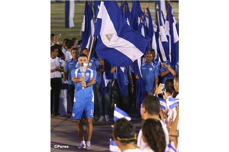 Presidente Daniel recibe de la selección nicaragüense de fútbol la Antorcha de la Independencia y la Unidad Centroamericana