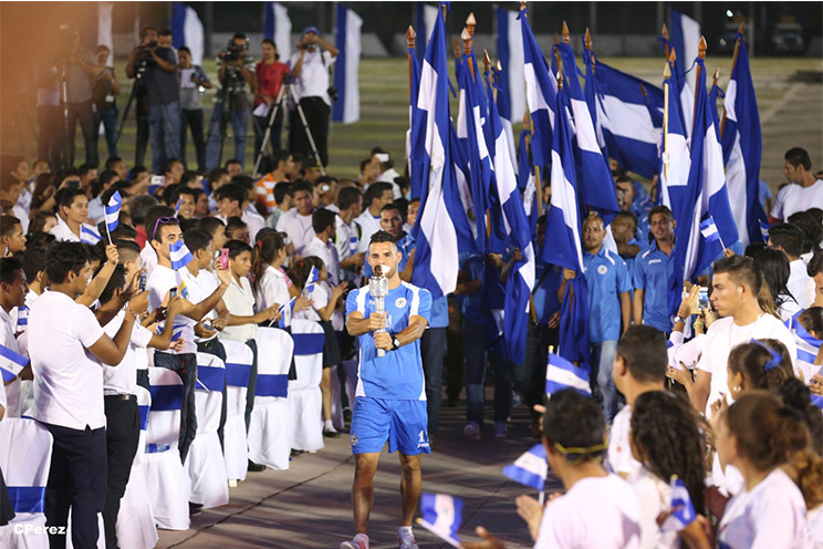 Presidente Daniel recibe de la selección nicaragüense de fútbol la Antorcha de la Independencia y la Unidad Centroamericana