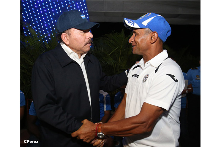 Comandante Daniel sostiene encuentro con selección nacional de fútbol