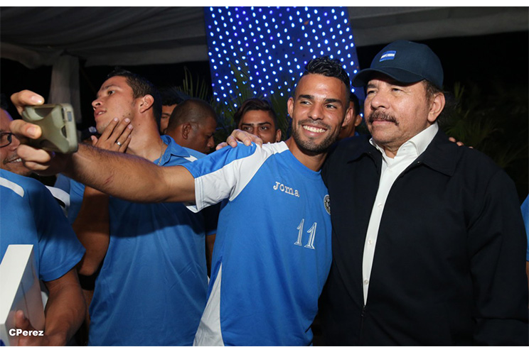 Comandante Daniel sostiene encuentro con selección nacional de fútbol