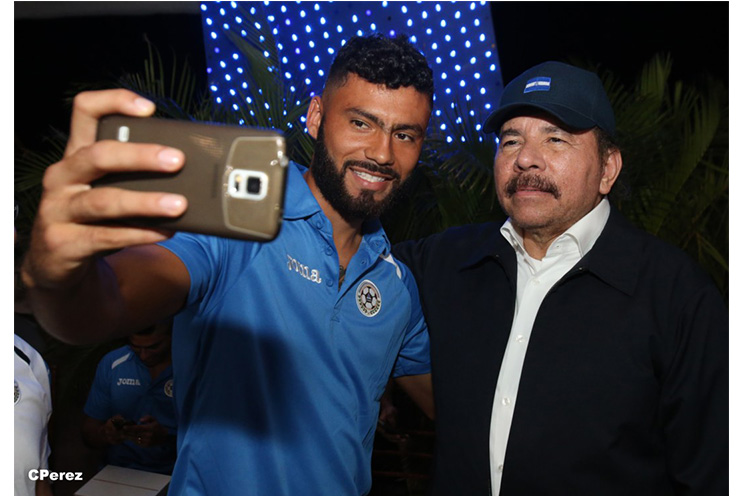 Comandante Daniel sostiene encuentro con selección nacional de fútbol