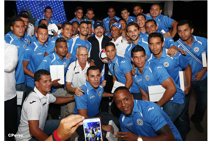 Comandante Daniel sostiene encuentro con selección nacional de fútbol
