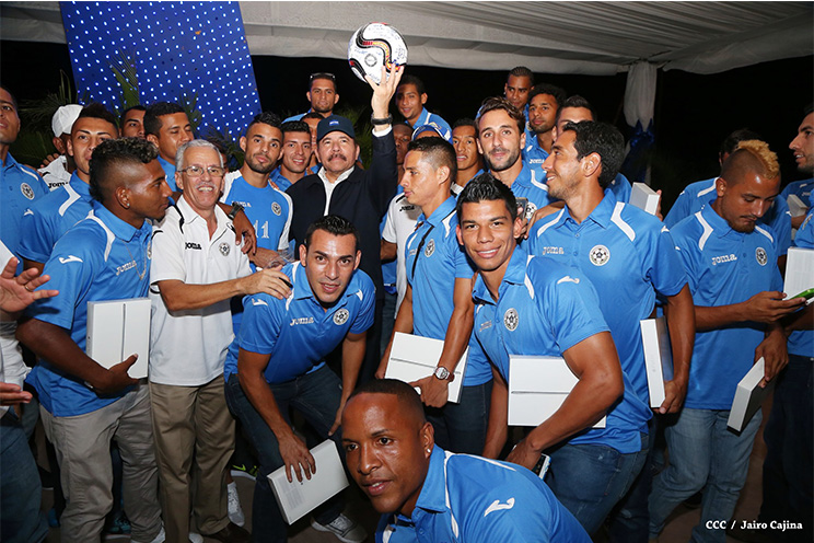 Comandante Daniel sostiene encuentro con selección nacional de fútbol