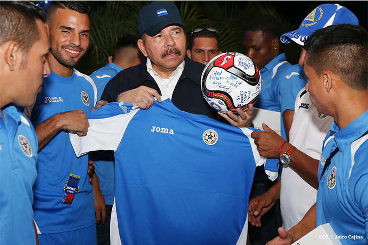 Comandante Daniel sostiene encuentro con selección nacional de fútbol