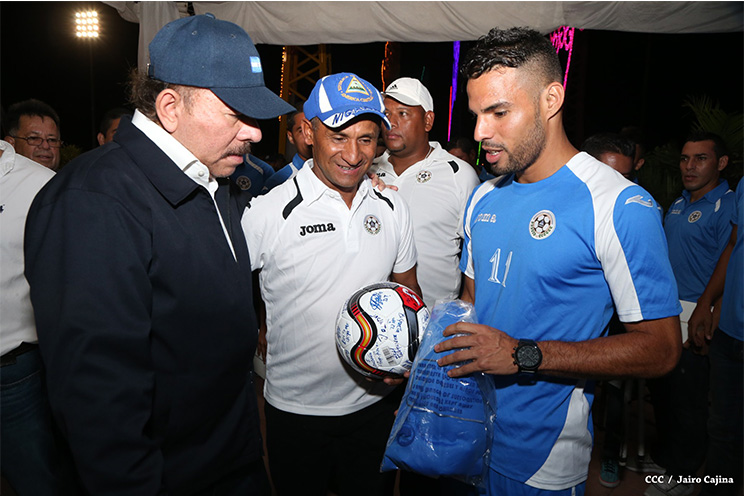 Comandante Daniel sostiene encuentro con selección nacional de fútbol