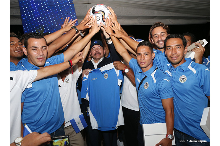 Comandante Daniel sostiene encuentro con selección nacional de fútbol