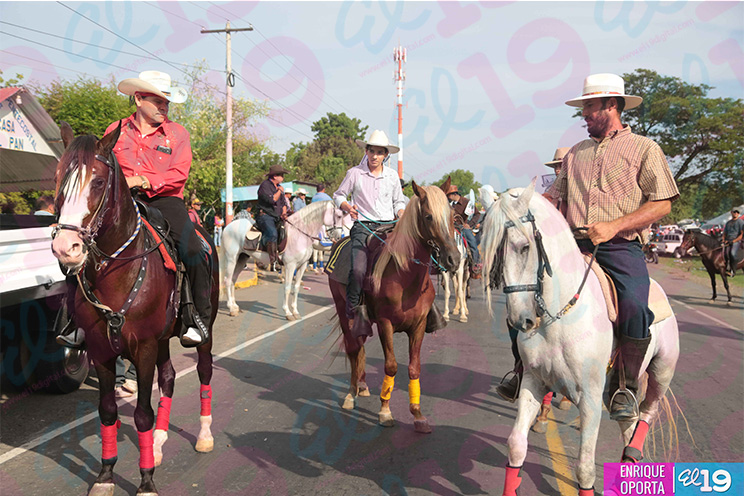 Familias de Mateare celebran tradicional desfile hípico en honor a la Virgencita de Mercedes