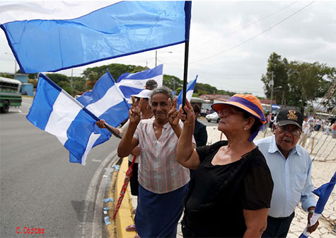 Población se solidariza con adultos mayores y rechaza manipulaciones derechistas
