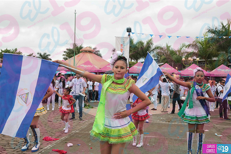 Celebran 194 años de independencia con desfile patrio en el malecón de San Carlos