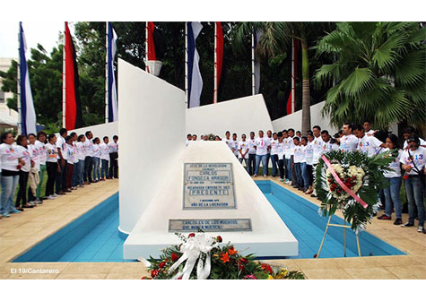 Nicaragüenses rinden homenaje con ofrendas florales al Comandante en Jefe de la Revolución
