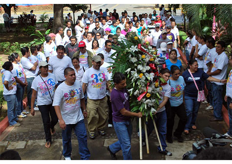 Nicaragüenses rinden homenaje con ofrendas florales al Comandante en Jefe de la Revolución