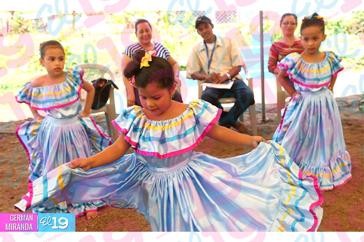 Niños y niñas conmemoran a los héroes de Nandaime