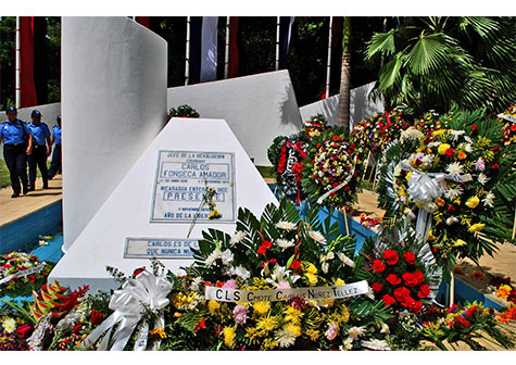 Nicaragüenses rinden homenaje con ofrendas florales al Comandante en Jefe de la Revolución