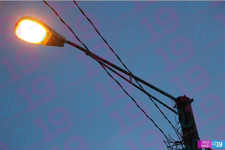 Familias del barrio Waspán norte estrenan nuevas luminarias para sus calles