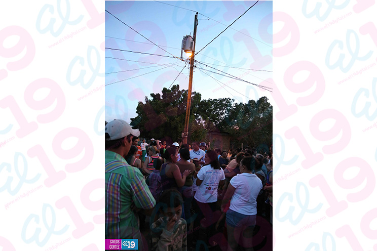 Familias del barrio Waspán norte estrenan nuevas luminarias para sus calles
