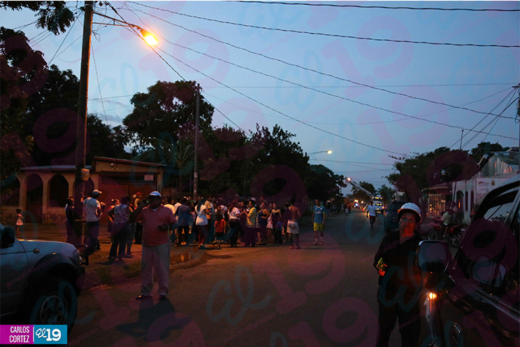 Familias del barrio Waspán norte estrenan nuevas luminarias para sus calles