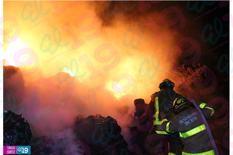 Incendio en planta recicladora en Carretera Nueva a León