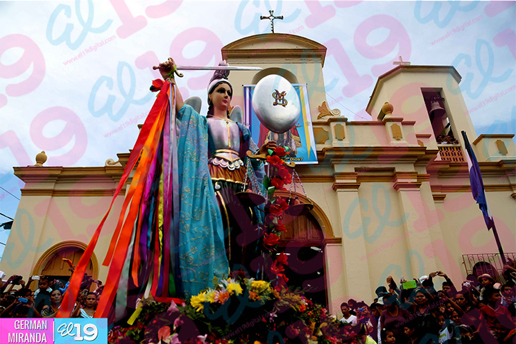 Miles de feligreses participan en la bajada de la imagen de San Miguel Arcángel en Masaya